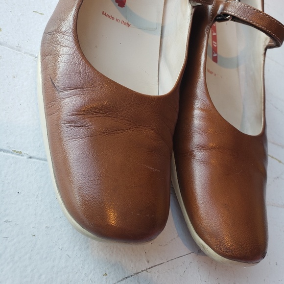 Brown leather Prada shoes - Picture 3 of 4